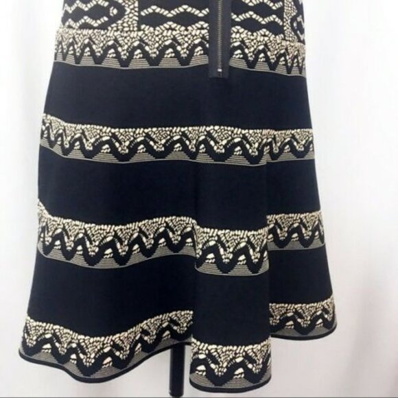 A bcbgmaxazria jacquard-knit pattern bodycon dress. SIZE MEDUIM - Picture 4 of 4